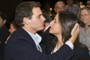 Rivera y Arrimadas se saludan en el teatro Goya de Barcelona.-EFE / ALEJANDRO GARCÍA