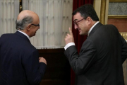 El ministro de Hacienda, Cristóbal Montoro, con el portavoz y negociador prespuestario del PNV, Aitor Esteban, en el Congreso de los Diputados, este mes de julio-JUAN MANUEL PRATS
