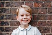 El príncipe Jorge posa sonriente en su quinto cumpleaños.-ROYAL FAMILY OF GREAT BRITAIN