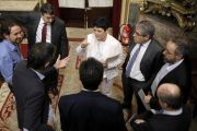 Pablo Iglesias, Aitor Esteban, Francesc Homs, Eduardo Madina, Juan Carlos Girauta y Antonio Hernando hablan en el hemiciclo del Congreso con la diputada de EH Bildu, Marian Beitialarrangoitia.-