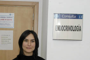 Silvia Aceña posa en el Hospital Santa Bárbara, donde trabaja. / ÁLVARO MARTÍNEZ-