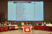 Parte de la corporación municipal justo en el momento en que se finalizó el sorteo. / VALENTÍN GUISANDE-