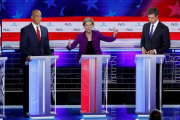 Elizabeth Warren, junto a Cory Booker y Beto ORourke, durante el primer debate de las primarias demócratas.-X90033
