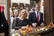 El presidente del Gobierno en funciones, Mariano Rajoy, con una simpatizante, en una visita a Logroño.-EFE / RAQUEL MANZANARES