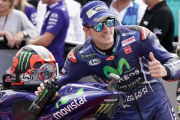 Maverick Viñales (Yamaha) celebra su pole de hoy en Misano (Italia).-ALEJANDRO CERESUELA