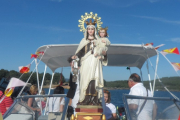 La Virgen del Carmen sobre una embarcación en una edición anterior de la romería. HDS