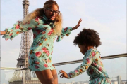 Beyoncé y su hija Blue Ivy saltan ante la torre Eiffel.-INSTAGRAM