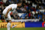 Cristiano Ronaldo se lleva las manos al muslo derecho en el partido ante el Villarreal.-REUTERS / JUAN MEDINA