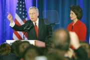 El senador republicano de Kentucky Mitch McConnell habla a sus seguidores junto a su esposa, durante la celebración de su victoria electoral, el martes en Louisville.-Foto: EFE / MARK LYONS