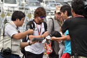 Fernando Alonso firma autógrafos en el circuito de Suzuka, este sábado.-AFP / KAZUHIRO NOGI