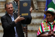 El presidente interino del Legislativo boliviano muestra un documento de ley que permitiría la reelección de Evo Morales tras la celebración de un referéndum.-EFE / MARTIN ALIPAZ
