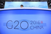 Un voluntario atiende a periodistas en el centro de prensa de la Cumbre del G20 en Hangzhou (China).-HOW HWEE YOUNG / EFE