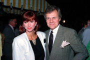 Ken Kercheval junto a Victoria Principal, que interpretaba a su hermana Pamela en Dallas.-AP