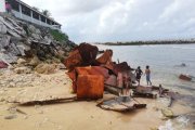 Niños juegan entre la basura en la isla de Nauru.-MIKE LEYRAL (AFP)