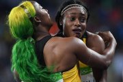 Fraser-Pryce abraza a la nueva campeona, Elaine Thompson.-AFP / OLIVIER MORIN