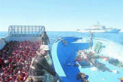 Un barco de la Marina italiana rescata a decenas de inmigrantes, el pasado febrero, frente a Lampedusa.-Foto:   AFP / MARINA ITALIANA
