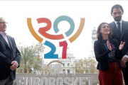 El alcalde de València (izquierda), Jorge Garbajosa y Elena Tejedor, en la presentación del logotipo del Eurobasket 2021.-