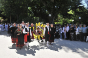 El desfile llena las calles de colorido gracias a las piñorras-D.R.