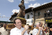 Procesión de las fiestas en Navaleno. / VALENTÍN GUISANDE-