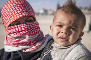 Muna, un madre siria de Deir Ezzor, con su hijo menor, Yasir, de un año, en el campo de refugiados de Al Hol, en Hasakah (Siria).-