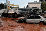 Vehículos en medio del fango en calles inundadas en Mandra (Grecia), tras las lluvias torrenciales, el 15 de noviembre.-EFE / YANNIS KEMMOS