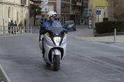 Un Policía Local patrulla por el centro de Soria en una imagen de archivo. HDS