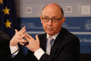El ministro de Hacienda en funciones, Cristóbal Montoro, en la rueda de prensa de este jueves.-J.M. PRATS