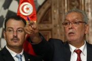 Jendubi (derecha) gesticula durante su rueda de prensa, este jueves, en Túnez.-Foto:   AP / DARKO VOJINOVIC