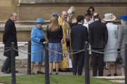 La Reina Isabel II junto a su familia en la capilla de San Jorge del Castillo de Windsor.-Foto: REUTERS / NEIL HALL
