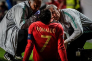 Cristiano Ronaldo atendido por los médicos instantes después de su lesión con Portugal.-EL PERIÓDICO