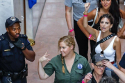 Momento en el que la actriz y la modelo fueron detenidas-