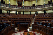 El hemiciclo del Congreso, vacío, una vez que los diputados han abandonado sus escaños.-EFE/ CHEMA MONTOYA