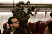 Policías en el interior del avión de Malaysia Airlines.-ANDREW LEONCELLI / AFP