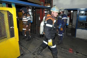 EFE  Miembros de los servicios de rescate en la mina de carbó Severnaya.-EFE
