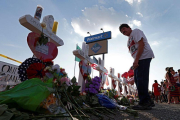 Ciudadanos ponen ofrendas en el lugar del tiroteo en El Paso, Texas.-EFE