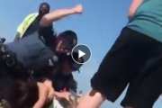 Agentes de policía agraden a una joven en Shore beach.-/ YOUTUBE
