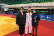 Alexis Rosa en el centro de la  imagen junto a su entrenadora Sandra García y su compañera Rocío García.-HDS