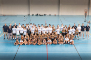 Foto de grupo de todos los participantes, entrenadores y responsables del Campus CIMBI en el polideportivo de San Andrés. GONZALO MONTESEGURO