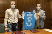 Manuel Acero y Benito Serrano tras la firma. HDS