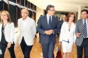 La consejera de Agricultura y Ganadería, Silvia Clemente, Junto al vicepresidente de las Cortes, Ramiro Ruiz, y el presidente de la Comisión, Julián Ramos. ICAL-