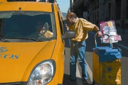 Trabajadores de Correos.-Foto: ARCHIVO / ALBERT BERTRAN
