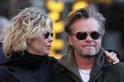 Meg Ryan y su novio, el rockero John Mellencamp pasean por las calles de Nueva York.-BAUER-GRIFFIN GC