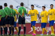 El equipo arbitral, en un partido de este temporada del Barça.-JORDI COTRINA