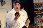 El chef Andrea Tumbarello muestra una trufa soriana en el reciente Soria Gastronómica.-ÁLVARO MARTÍNEZ