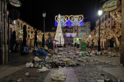 Estado de la plaza Herradores a las 1.10 horas de Año Nuevo, tras la champanada de Nochevieja. A.C.