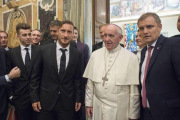 Francesco Totti, junto al papa Francisco, durante la recepción en el Vaticano del pontífice a los equipos de la Roma y el San Lorenzo de Almagro. Ambos equipos disputarán un amistoso a beneficio de las víctimas del terremoto del pasado 24 de agosto.-EL PERIÓDICO