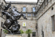 Lazo amarillo en el Pati dels Tarongers del Palau de la Generalitat.-JORDI COTRINA