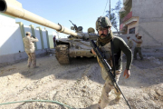 Soldados de la novena Brigada de Combate participan en una operación militar en el distrito de Al-Shimaa, en el sudeste de Mosul.-AHMED JALIL / EFE