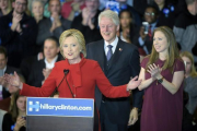 Hillary Clinton, junto a Bill Clinton y su hija Chelsea, durante la noche del caucus demócrata.-EFE / CRAIG LASSIG