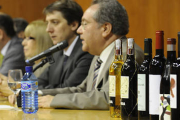 El decano de la Facultad de Traducción, Antonio Bueno. en primer plano. Detrás, el alcalde de Soria / VALENTÍN GUISANDE-